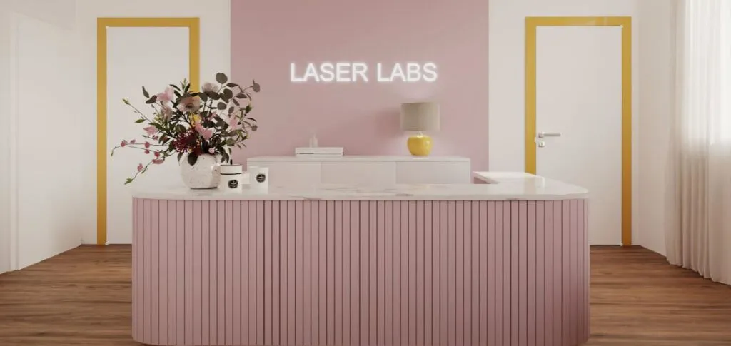 Der Empfang von LaserLabs Graz, rosa Wand mit Neonschrift
